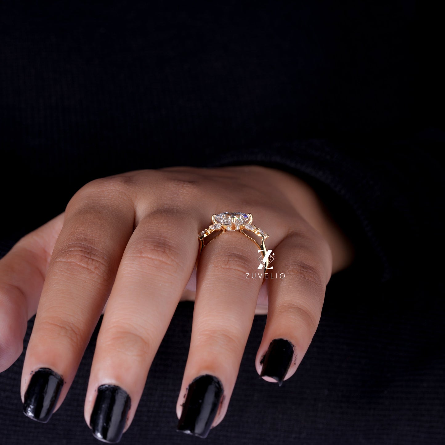 Luxurious 18kt Yellow Gold Engagement Ring