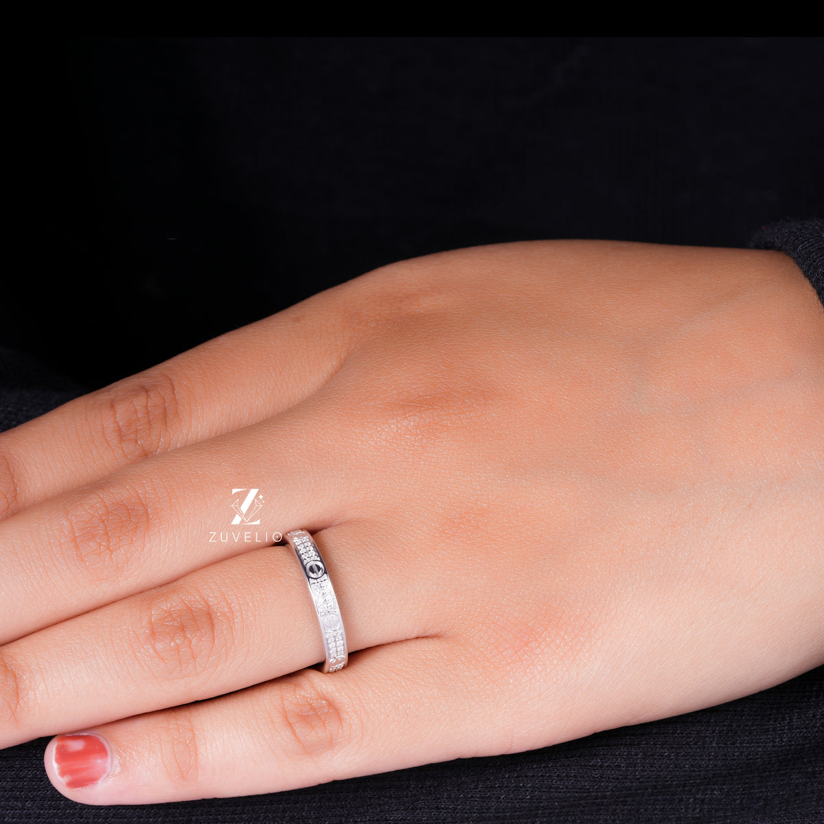Screw Pattern Moissanite Band