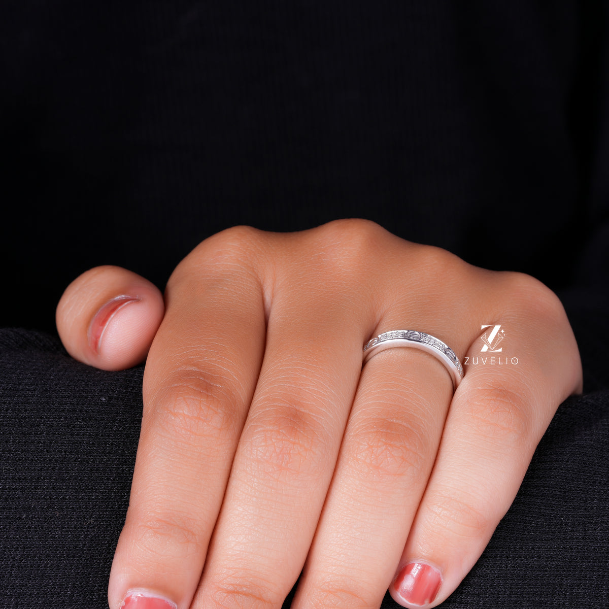 Screw Pattern Moissanite Band